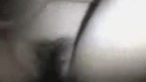 POV-video av en hårig amatør rumensk babe som gir en avsugning