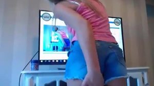 Ragazza adolescente si fa piacere con i suoi giocattoli in un video da sola