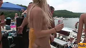 Remaja berpakaian bikini menggoyangkan pantatnya di depan umum