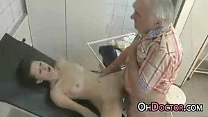 Adolescente europea recibe la leche y el coño de una falsa enfermera