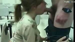 Amateur tienervriendin geeft haar vriendje een blowjob op webcam