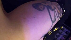 Store bryster og sprøjtende action i en karantænevideo med tatoveret pige