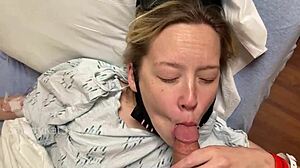 Nyilvános anális szex egy nagy farkú beteggel és a barátnőjével a kórházban