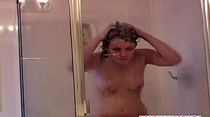 Dikke tiener neemt een douche in haar studentenhuis