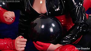 Latex-gekleidete Liebhaber erkunden ihr Balloon-Fetisch in HD-Video