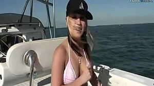 Niegrzeczna jazda łodzią z seksowną młodą nastolatką, która pragnie wytrysku na twarz i wypełnienia