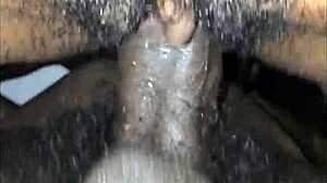 粗暴而毛的荡妇在自制视频中被灌满精液