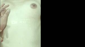 En varm asiatisk babe viser sin krop frem og onanerer på webcam