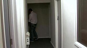 İngiliz kaslı erkek, iş arkadaşına ofiste bir blowjob veriyor