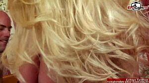 Blondina cu sânii mari primește o ejaculare în gură după ce a făcut sex în tocuri înalte