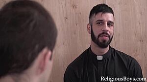 En varm homoseksuel teenager bliver pisket og knullet af en præst