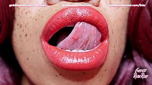Μαύρα χείλη και γλώσσες σε ένα βίντεο φετίχ στο στόμα με τη Rosie Reed