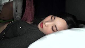 Koreansk jente suger stor kuk på webcam