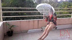 Istri rumah tangga yang nakal menikmati telanjang di tempat umum dan berayun-ayun di bawah hujan