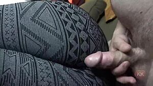 Η ερασιτεχνική pawg παίρνει μια μεγάλη φόρτωση στα παντελόνια γιόγκα της