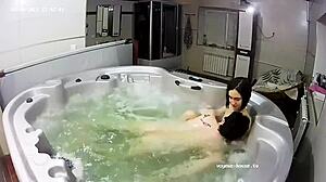 Pasangan amatir Eropa menikmati mandi sensual dan menggosok-gosok jari