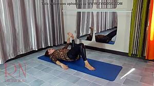 Uma modelo de ginástica em meias e calças de ioga mostra sua flexibilidade