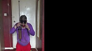 Аматорско домашно видео с пискане на сиси кросдресър, който обича да моли за още