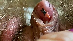 Neuveriteľný zblízka veľký klitoris a análny otvor v HD videu