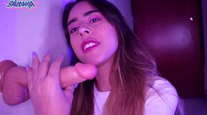 Adolescenta latina amatoare se masturbeaza si se bucura de o gura profunda cu un jucarie mare