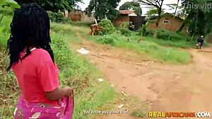 POV-video av en kåt afrikansk städflicka med stor rumpa och naturliga bröst