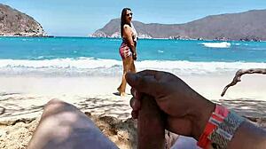 جنس عميق على الشاطئ مع قنبلة شقراء