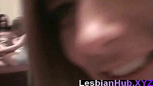 Lesbijki nastolatki odkrywają swoje fetysz do lizania cipek i masturbacji