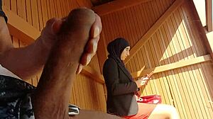 La esposa musulmana recibe una sorpresa cuando la atrapan masturbándose en público