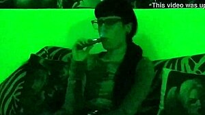 Europese tiener Beth kinky met roken en dampen in HD-video