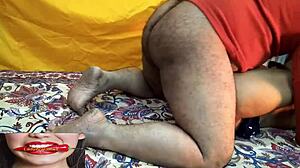 Amatør indisk bhabi blir knullet i fitta og rumpa av tjenestemannen