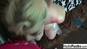 A loira tetona Nadia White recebe um boquete duro em bondage envolto