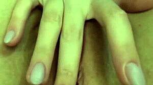 Amateur meisje verwent zichzelf in close-up opname met vingers