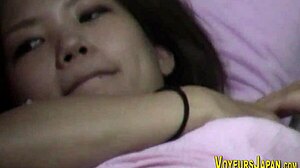 HD wideo japońskiej nastolatki, która drapie się do orgazmu
