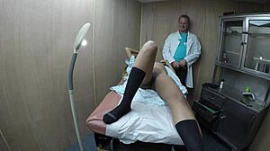 Pacientul negru cu fundul mare primește îngrijiri medicale în timpul unei sesiuni de fetiș