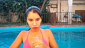 Acción de garganta profunda en la piscina con una pareja real de Argentina