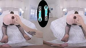 Този хардкор видеоклип показва зашеметяваща брюнетка приятелка във VR, която получава анален секс