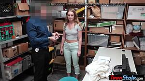 Knulle en politibetjent mens hun blir strippet og ransaket i denne blowjob-videoen