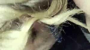 Amaterska blondinka dobi usta polna sperme