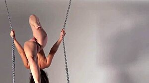La ginnasta nuda Kim Nadara mostra la sua flessibilità e il suo corpo caldo