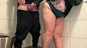 Harige MILF masturbeert in een openbaar toilet