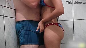 Érett nő szenvedélyesen szexel a zuhany alatt a partnerével