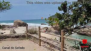 Bruneta braziliană Holly Bombom devine obraznică pe o plajă de nuduri