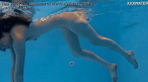 Marfa, den russiske babe, viser frem sin smale rumpe og fitte i bassenget