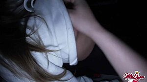 Házi videó egy egyetemista párról, amint autó hátsó ülésén szexelnek