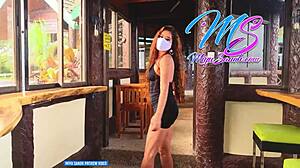 Miyu Sanoh, filipínská modelka, ukazuje své tělo v kavárně