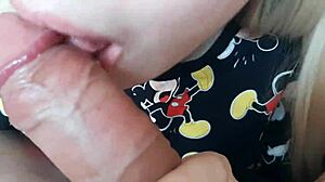 Amateur-Blondine Miki Mouse gibt einen sabbernden Blowjob