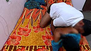 Индийски любителски двойки страстно срещат в спалнята в HD