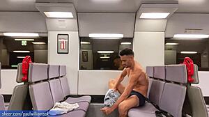 Lelaki atletik memamerkan asetnya di dalam perjalanan kereta api