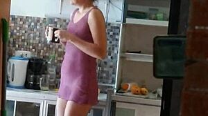 Кросдесинг горничка в прозрачна рокля почиства къщата