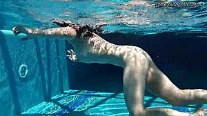 Le bain sensuel au bord de la piscine de Sheril Blossom conduit à une excitation intense